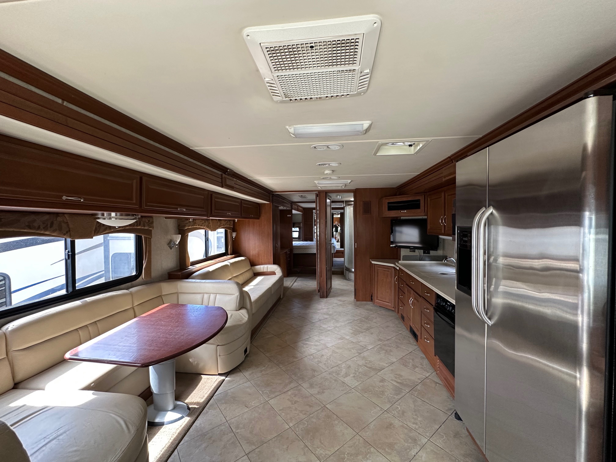2010 Fleetwood Discovery 40G Class A Diesel Pusher Motorhome