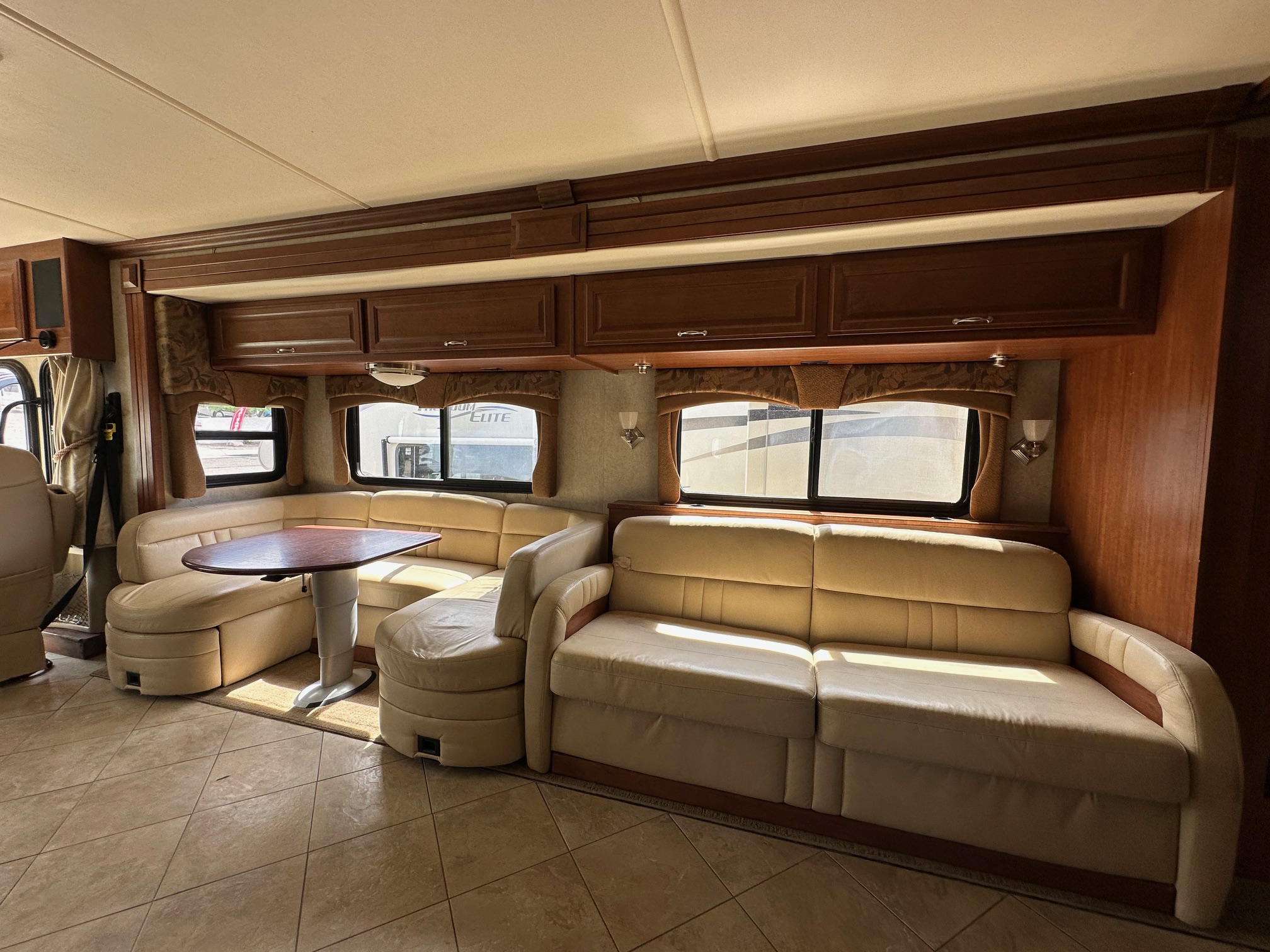 2010 Fleetwood Discovery 40G Class A Diesel Pusher Motorhome