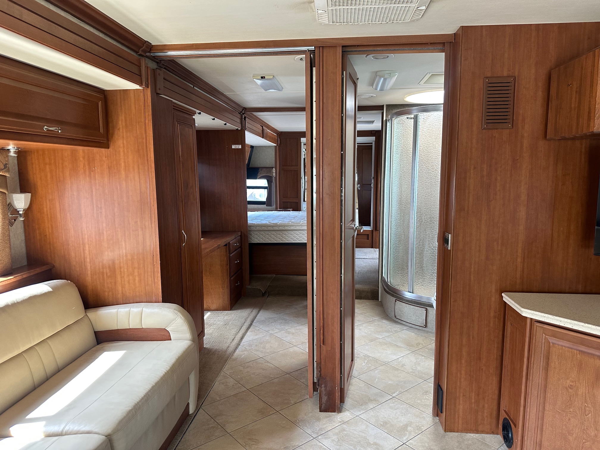 2010 Fleetwood Discovery 40G Class A Diesel Pusher Motorhome