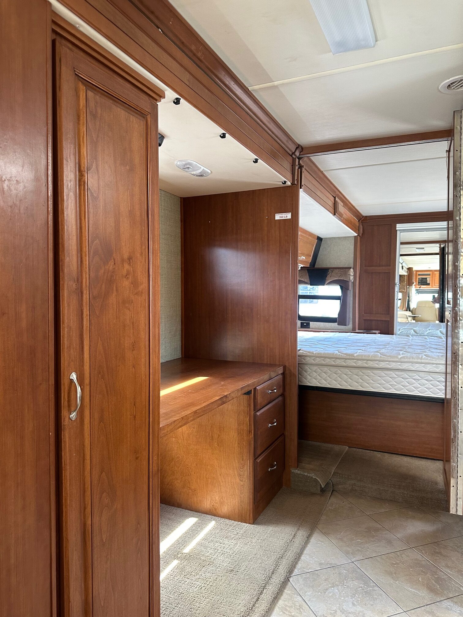 2010 Fleetwood Discovery 40G Class A Diesel Pusher Motorhome
