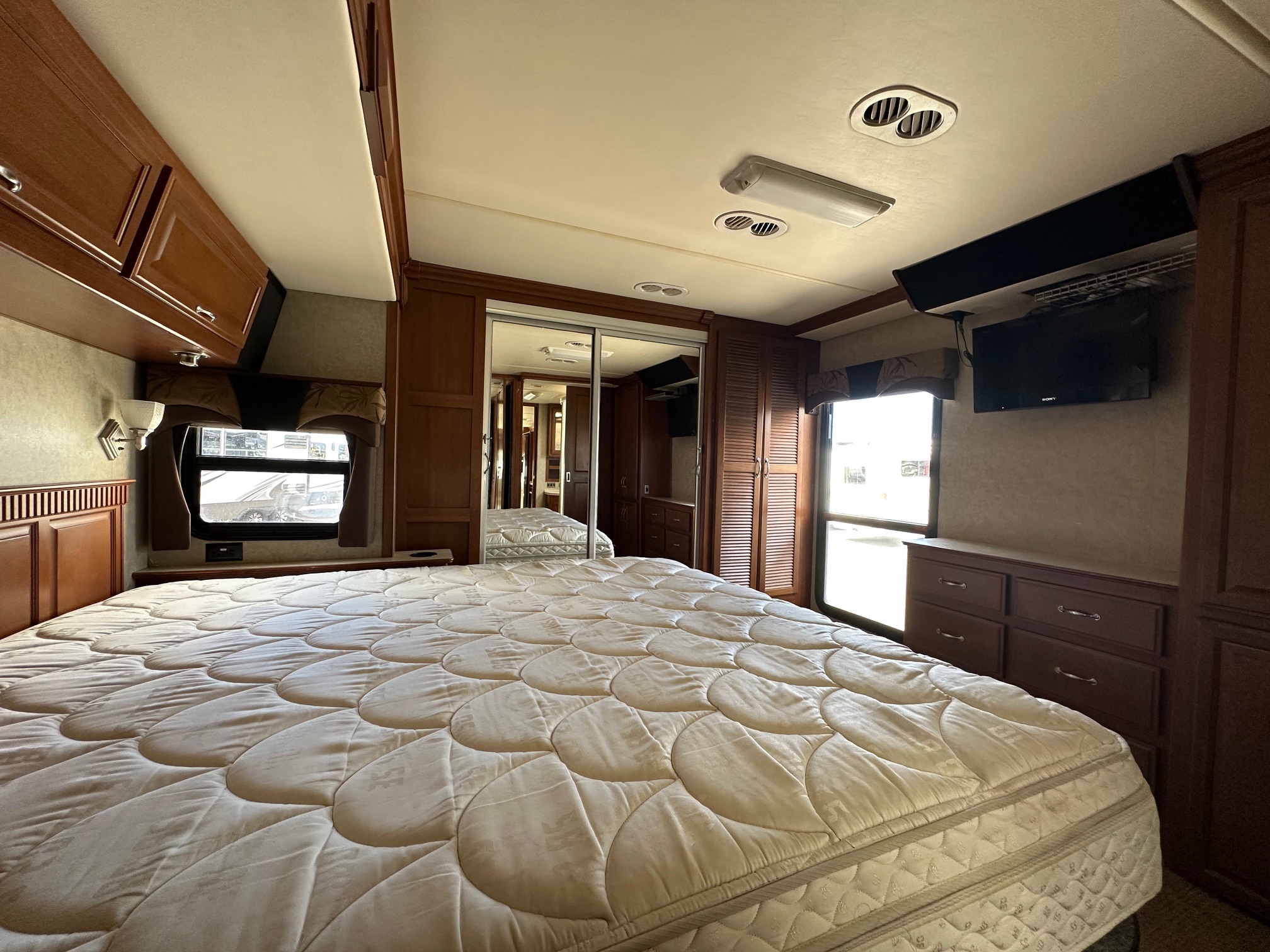 2010 Fleetwood Discovery 40G Class A Diesel Pusher Motorhome