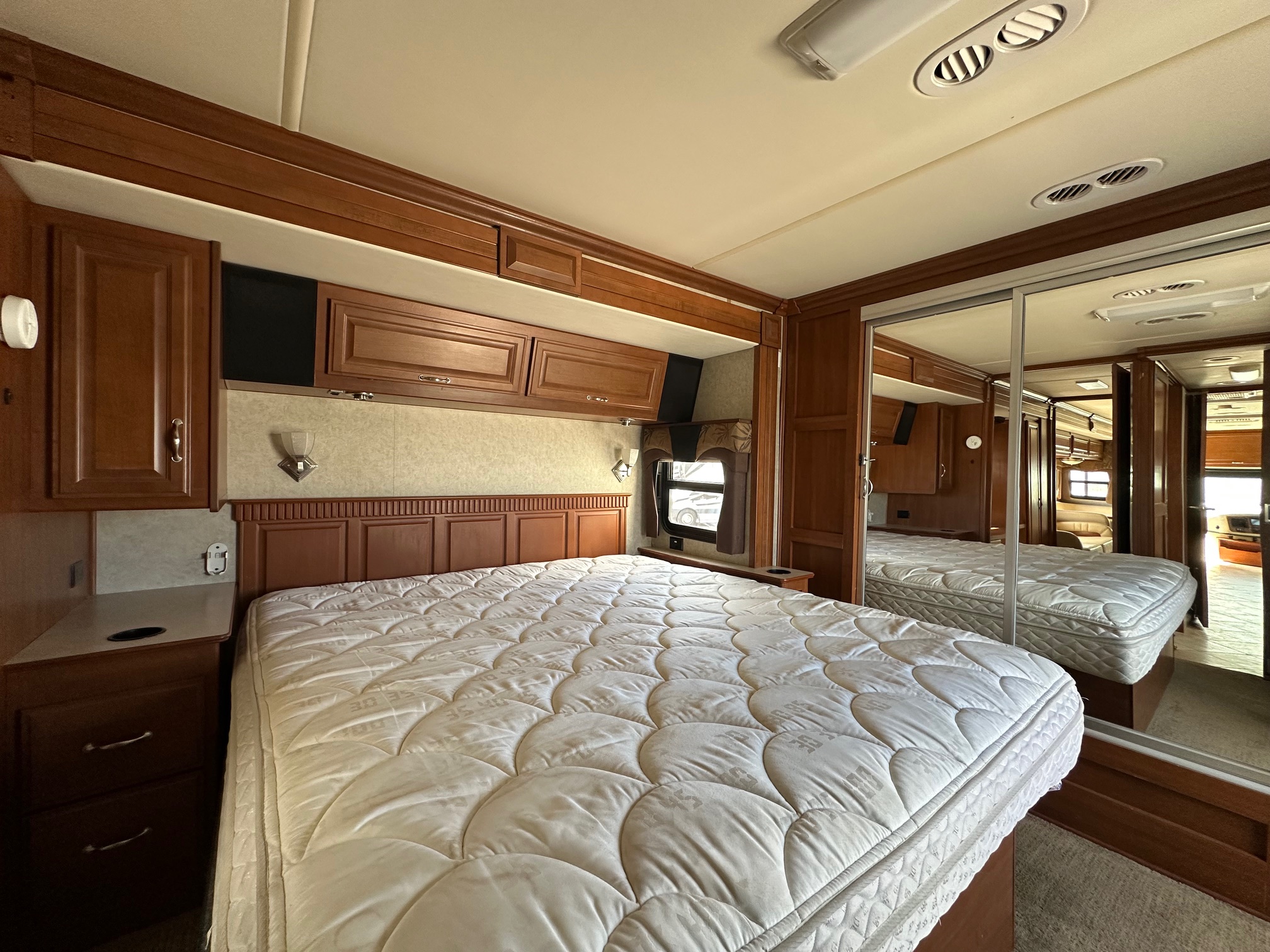 2010 Fleetwood Discovery 40G Class A Diesel Pusher Motorhome