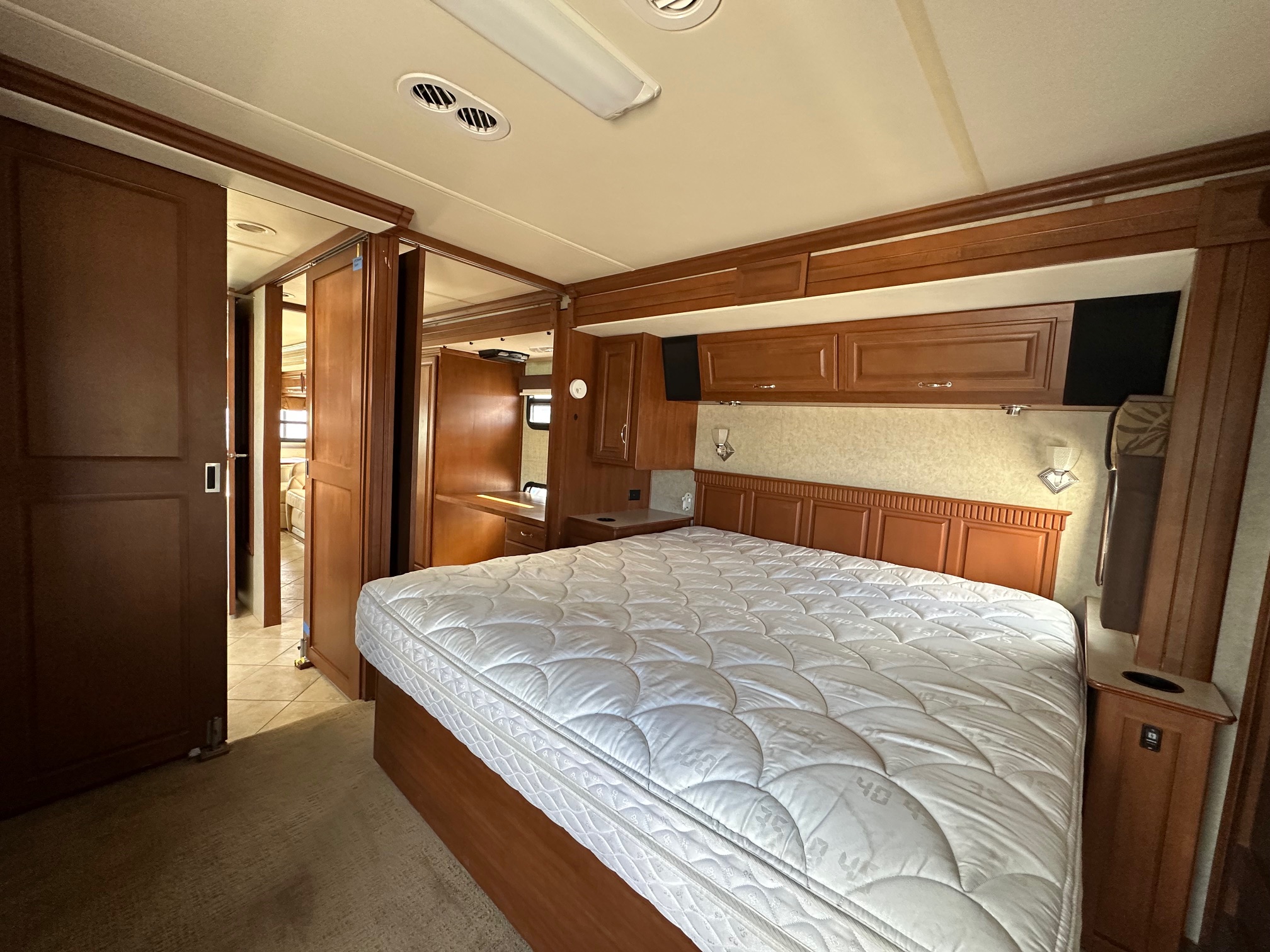 2010 Fleetwood Discovery 40G Class A Diesel Pusher Motorhome
