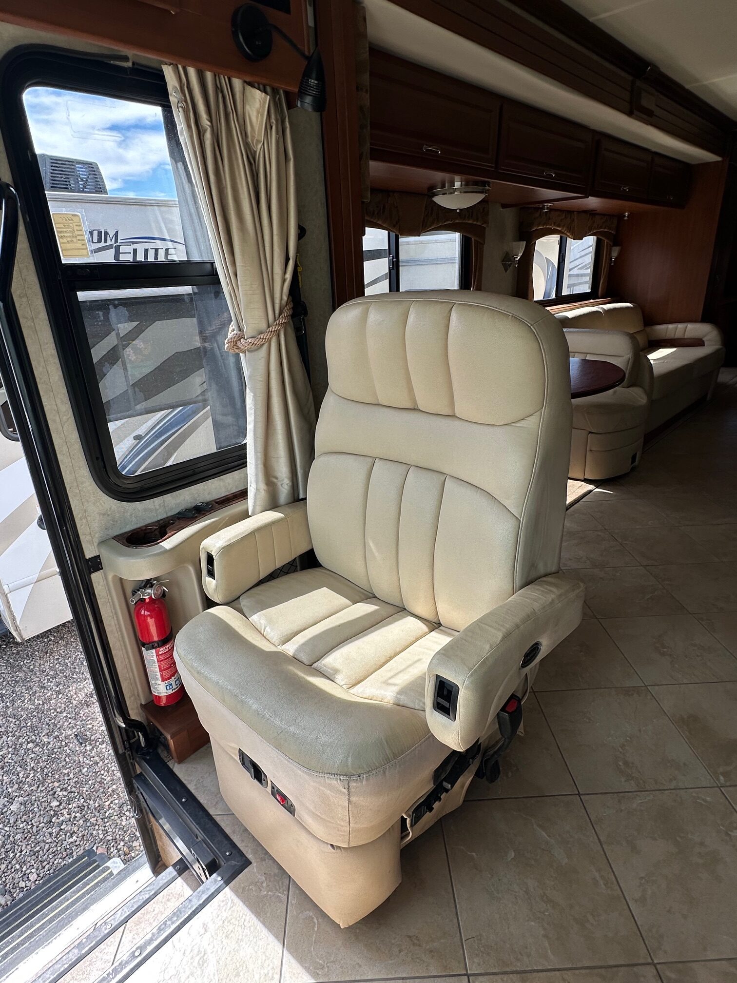 2010 Fleetwood Discovery 40G Class A Diesel Pusher Motorhome