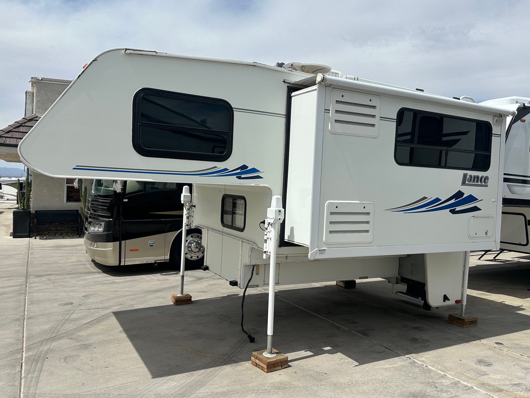 2005 Lance Max 981-9’11” Truck Camper
