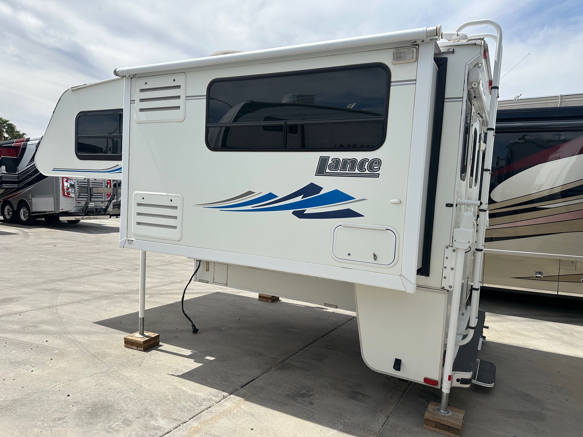 2005 Lance Max 981-9’11” Truck Camper