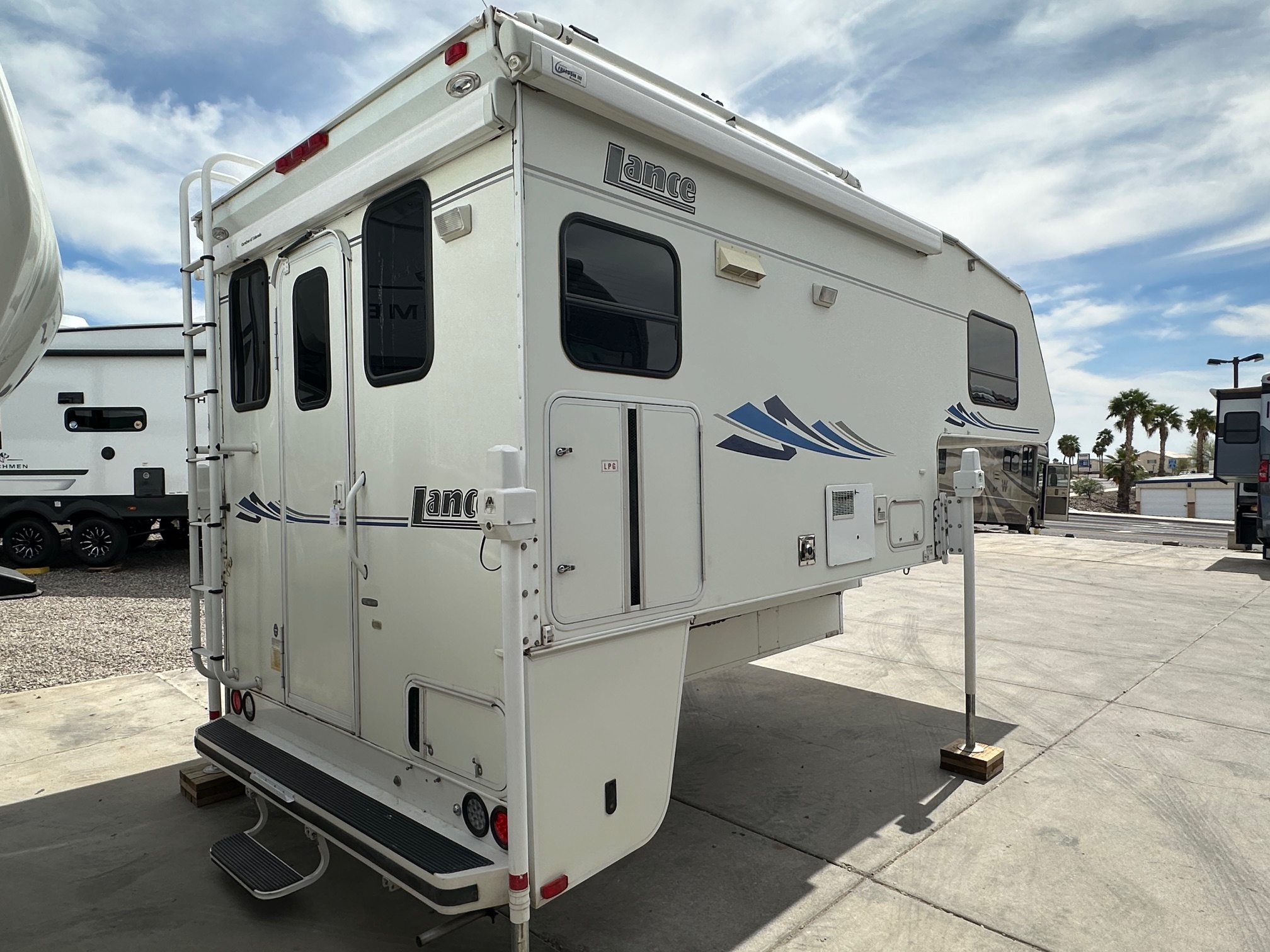 2005 Lance Max 981-9’11” Truck Camper