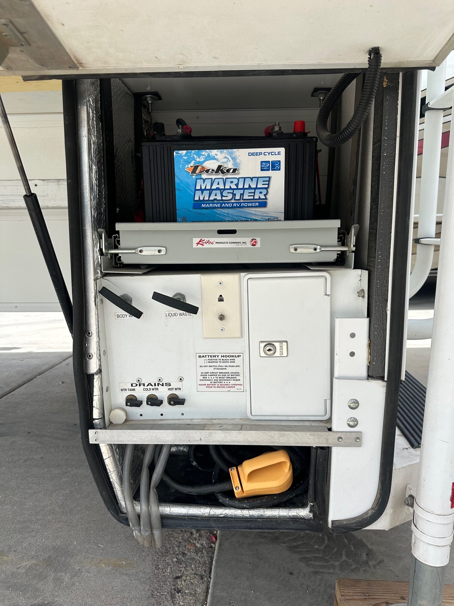 2005 Lance Max 981-9’11” Truck Camper