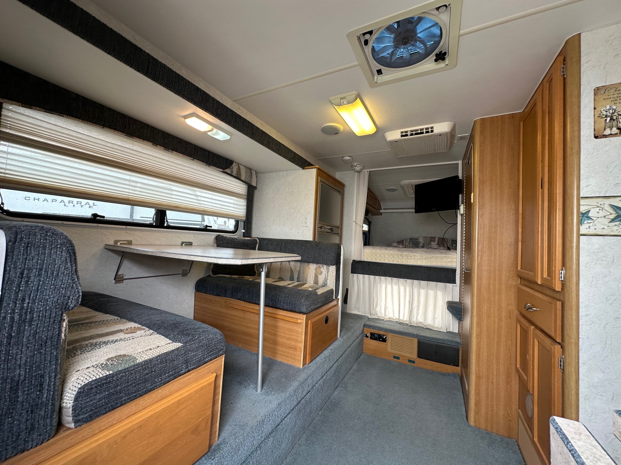 2005 Lance Max 981-9’11” Truck Camper