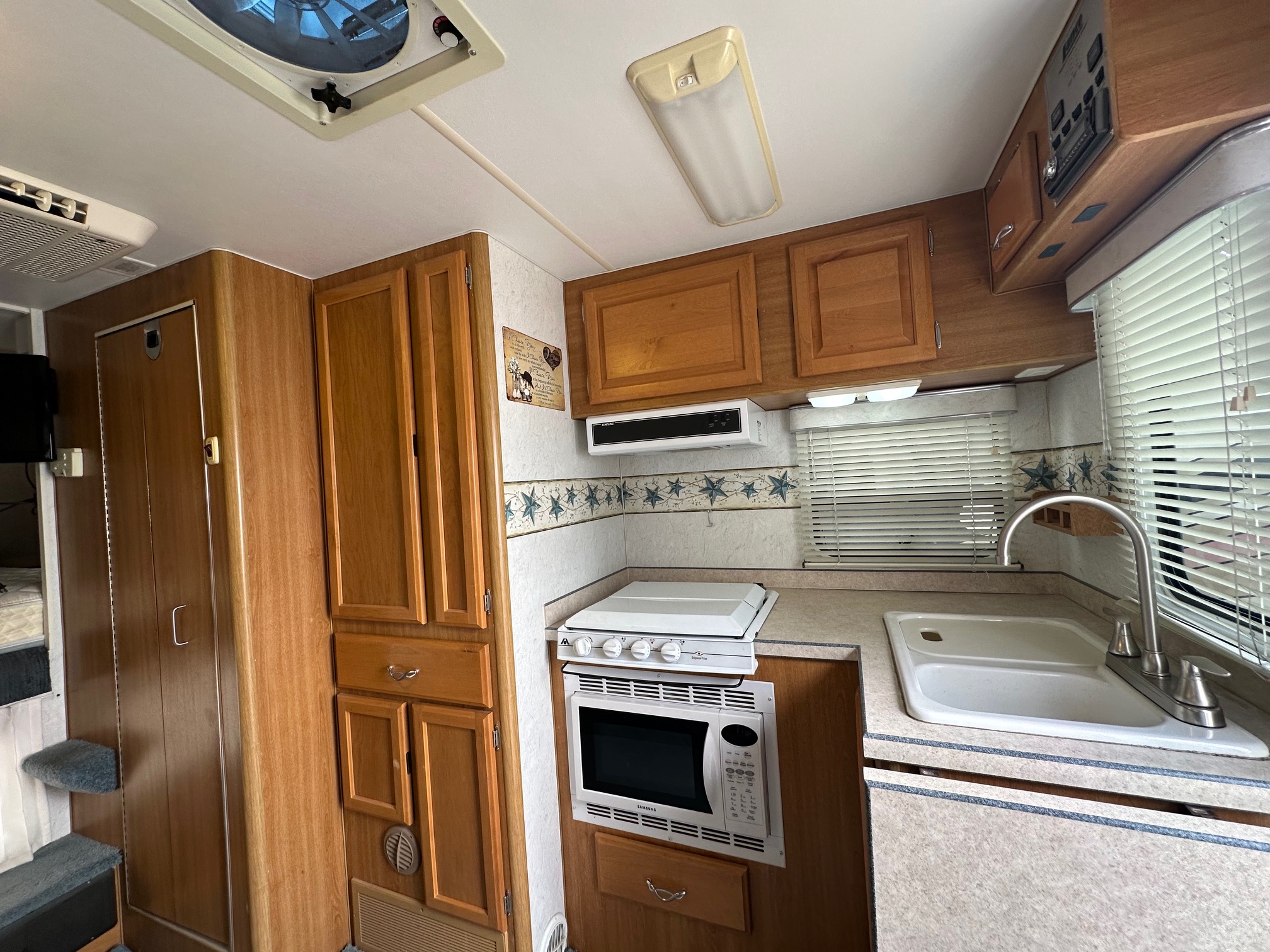 2005 Lance Max 981-9’11” Truck Camper