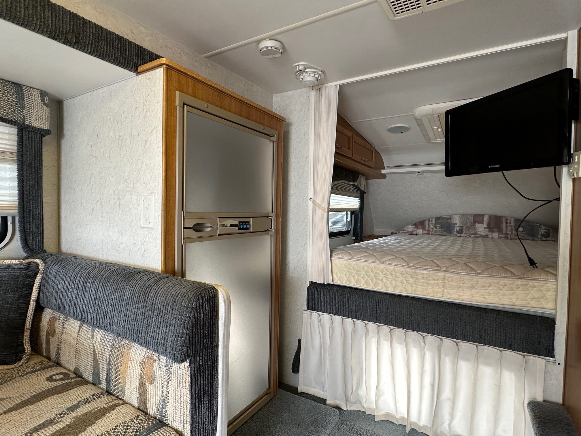 2005 Lance Max 981-9’11” Truck Camper