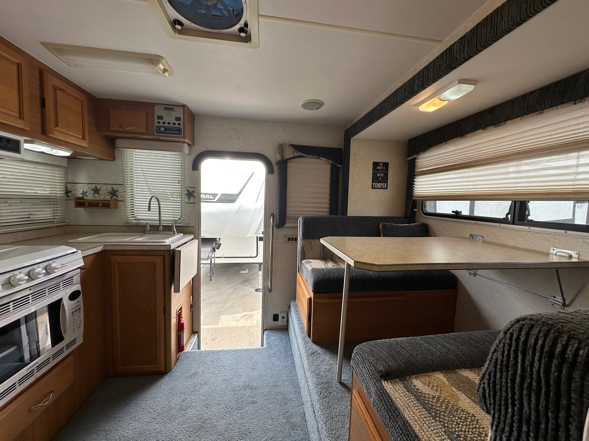 2005 Lance Max 981-9’11” Truck Camper