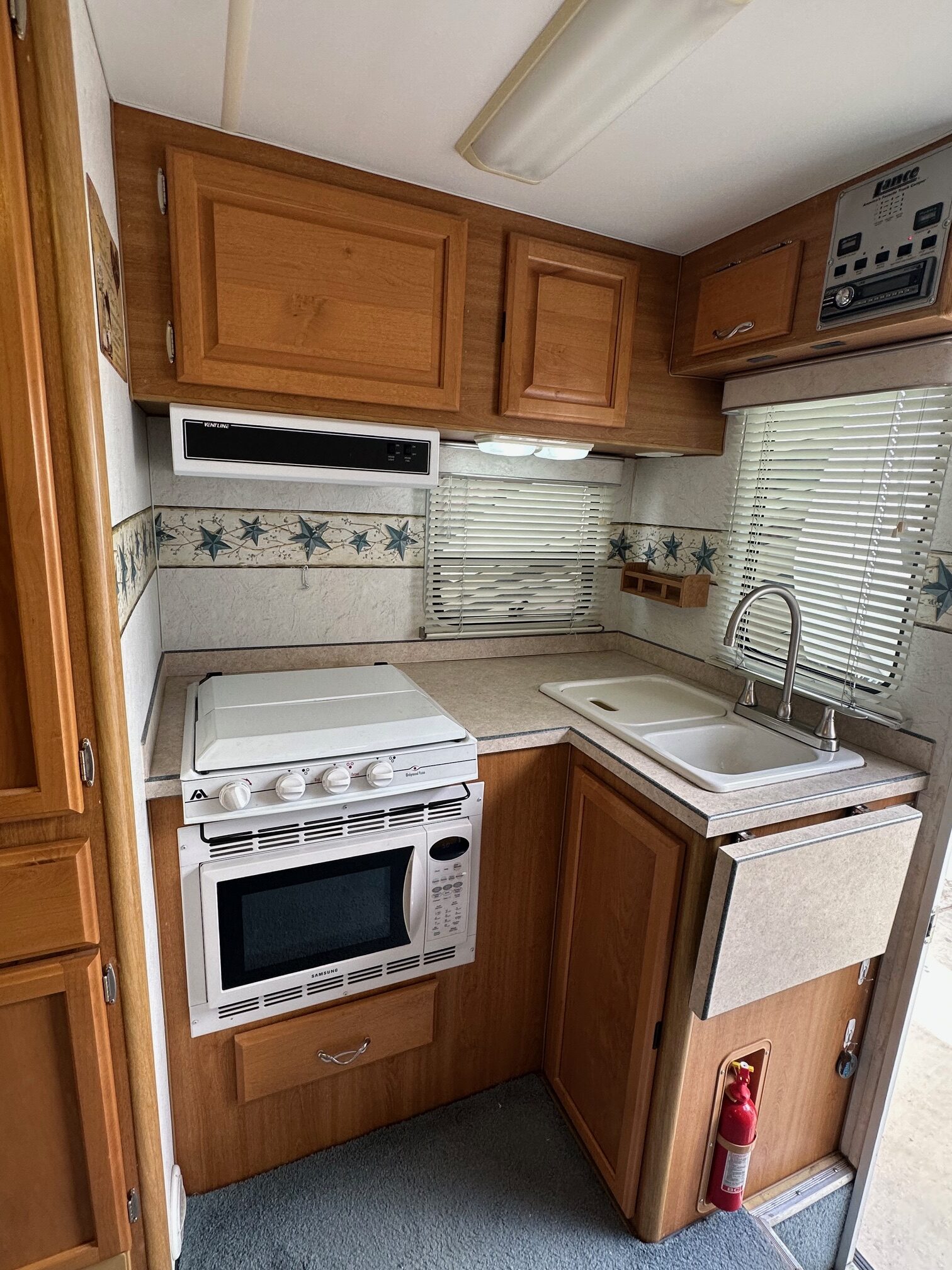 2005 Lance Max 981-9’11” Truck Camper