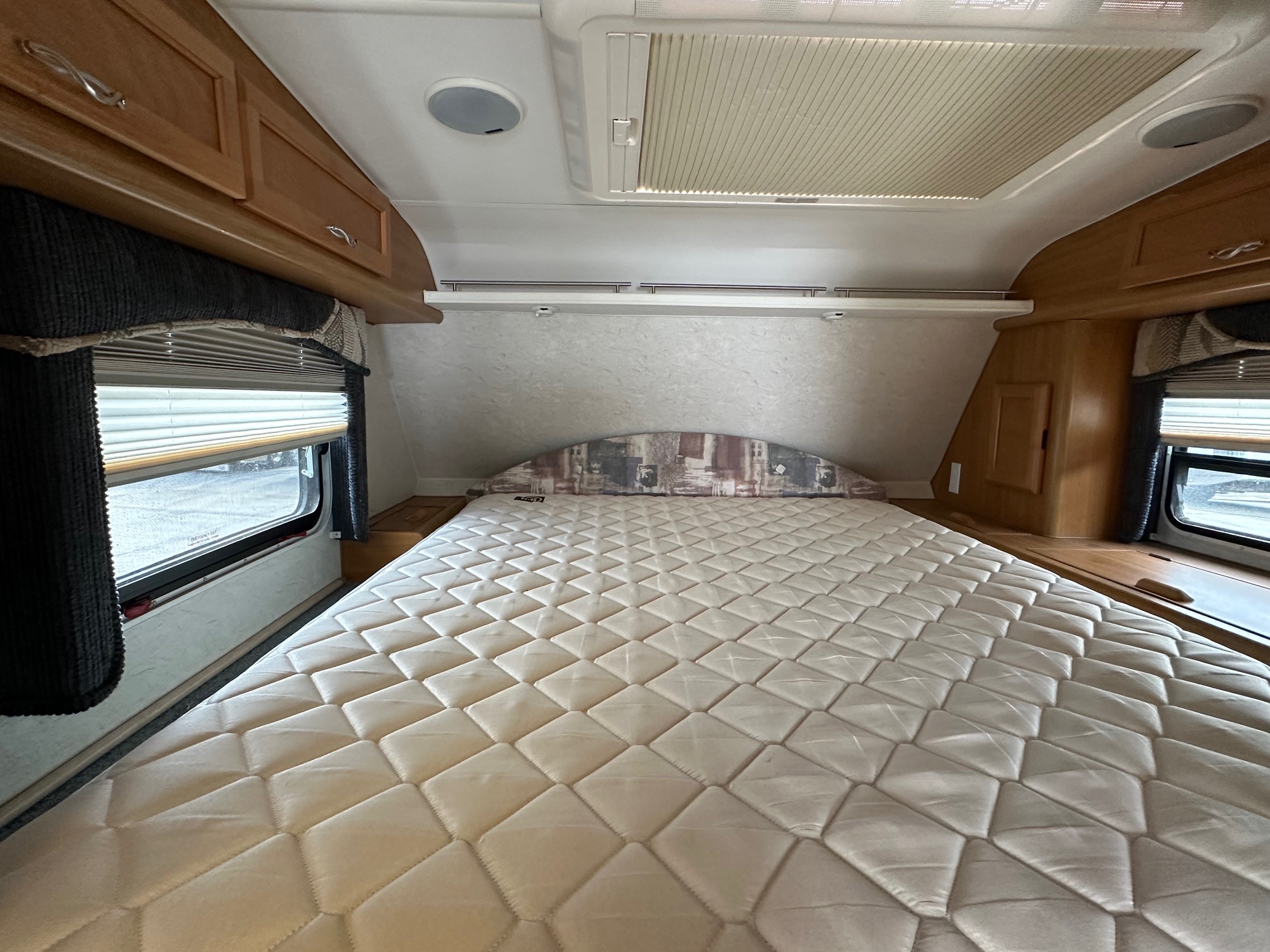 2005 Lance Max 981-9’11” Truck Camper