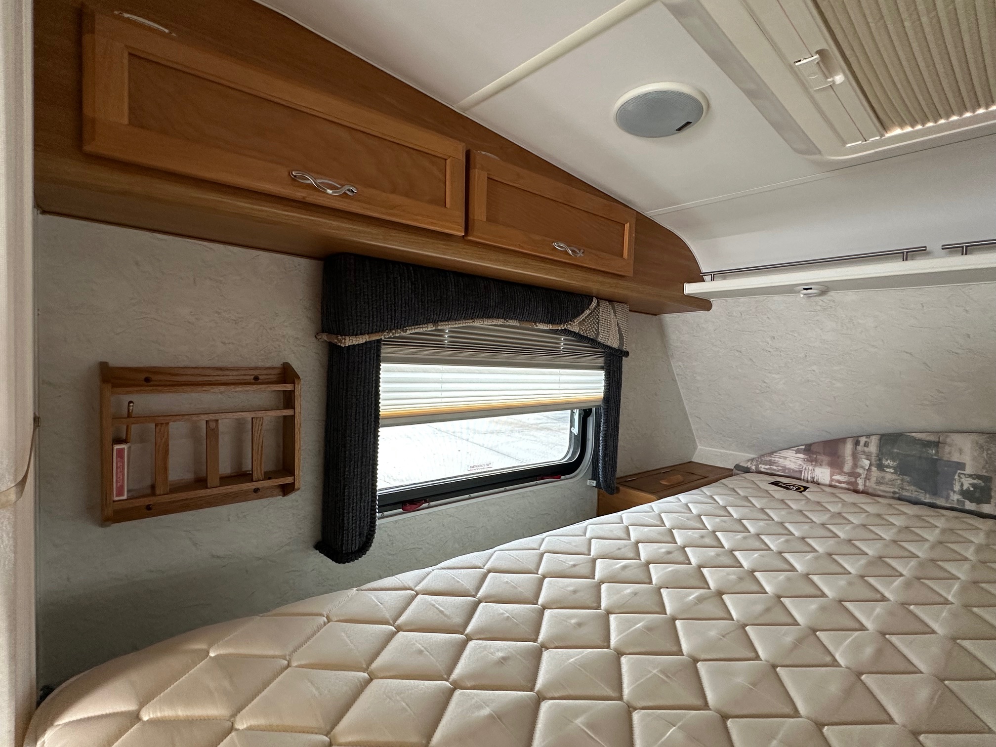 2005 Lance Max 981-9’11” Truck Camper