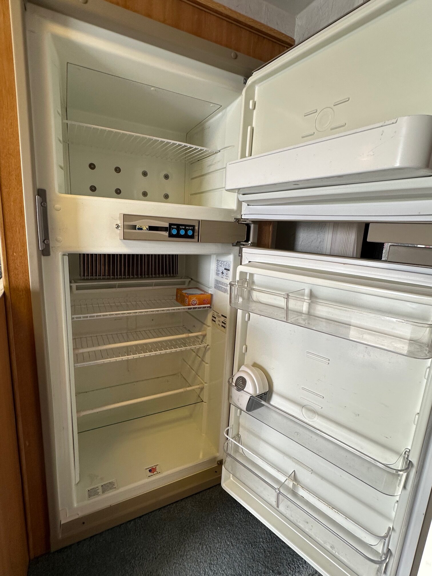 2005 Lance Max 981-9’11” Truck Camper