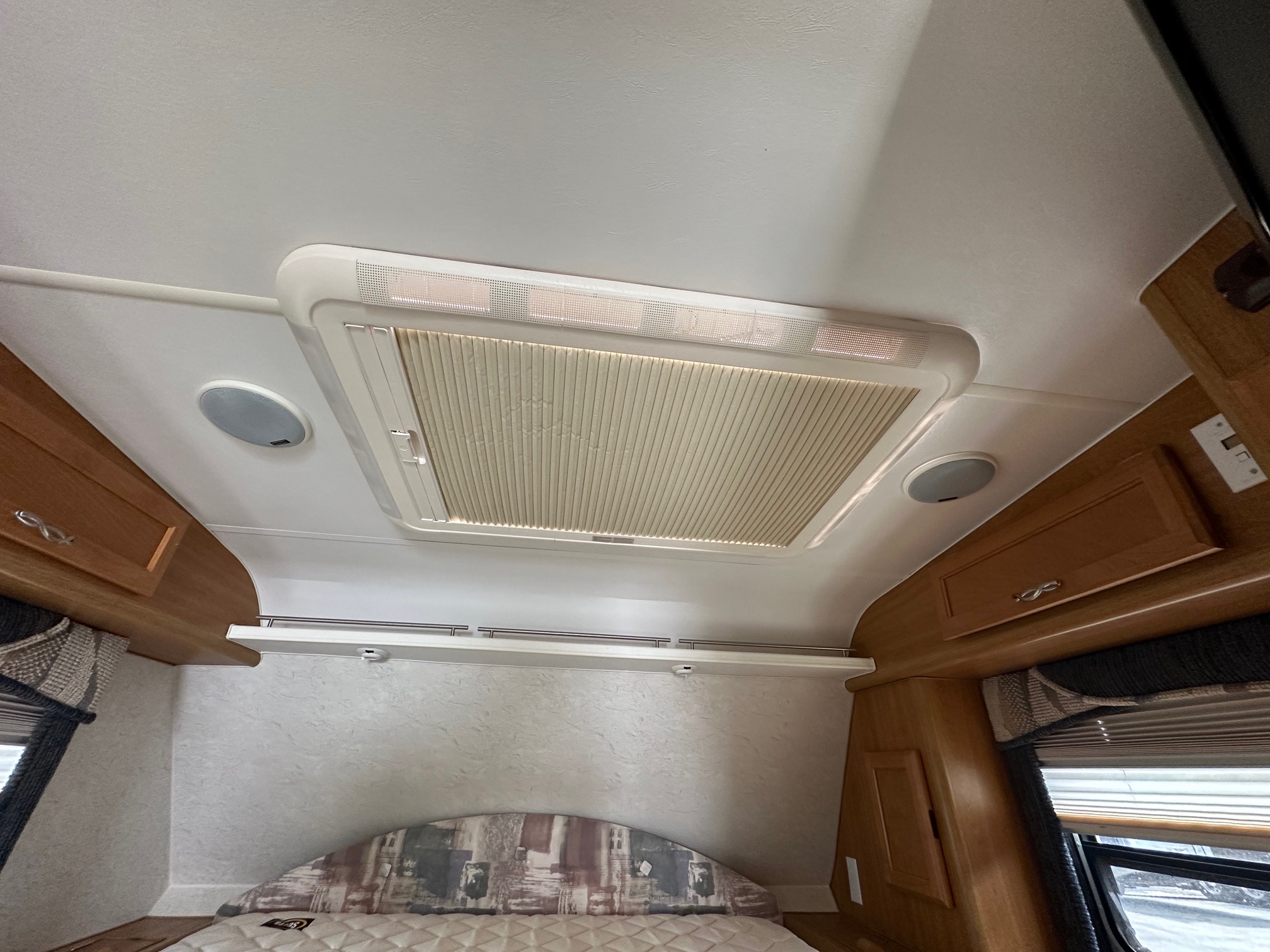 2005 Lance Max 981-9’11” Truck Camper