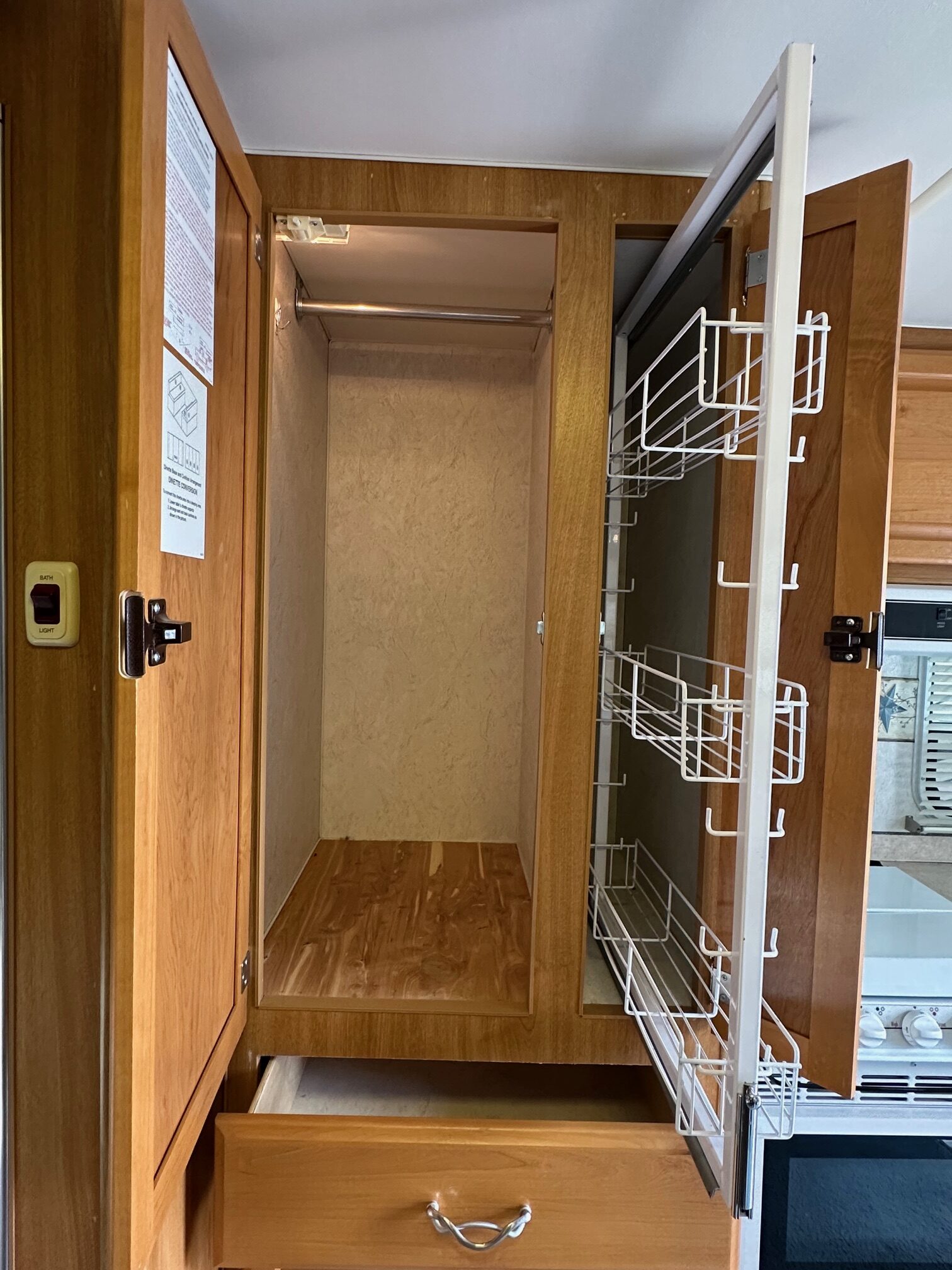 2005 Lance Max 981-9’11” Truck Camper