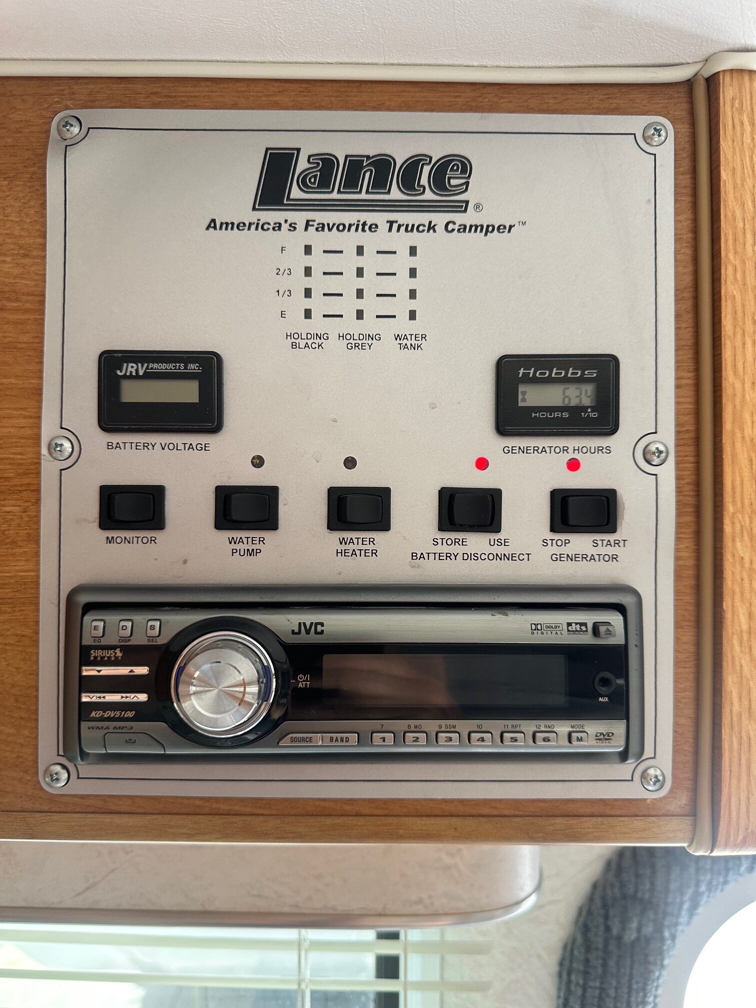 2005 Lance Max 981-9’11” Truck Camper