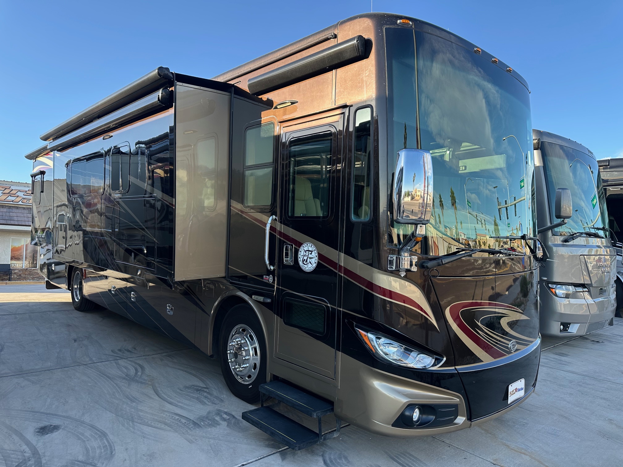 2015 Tiffin Phaeton 36GH Class A Diesel Pusher Motorhome