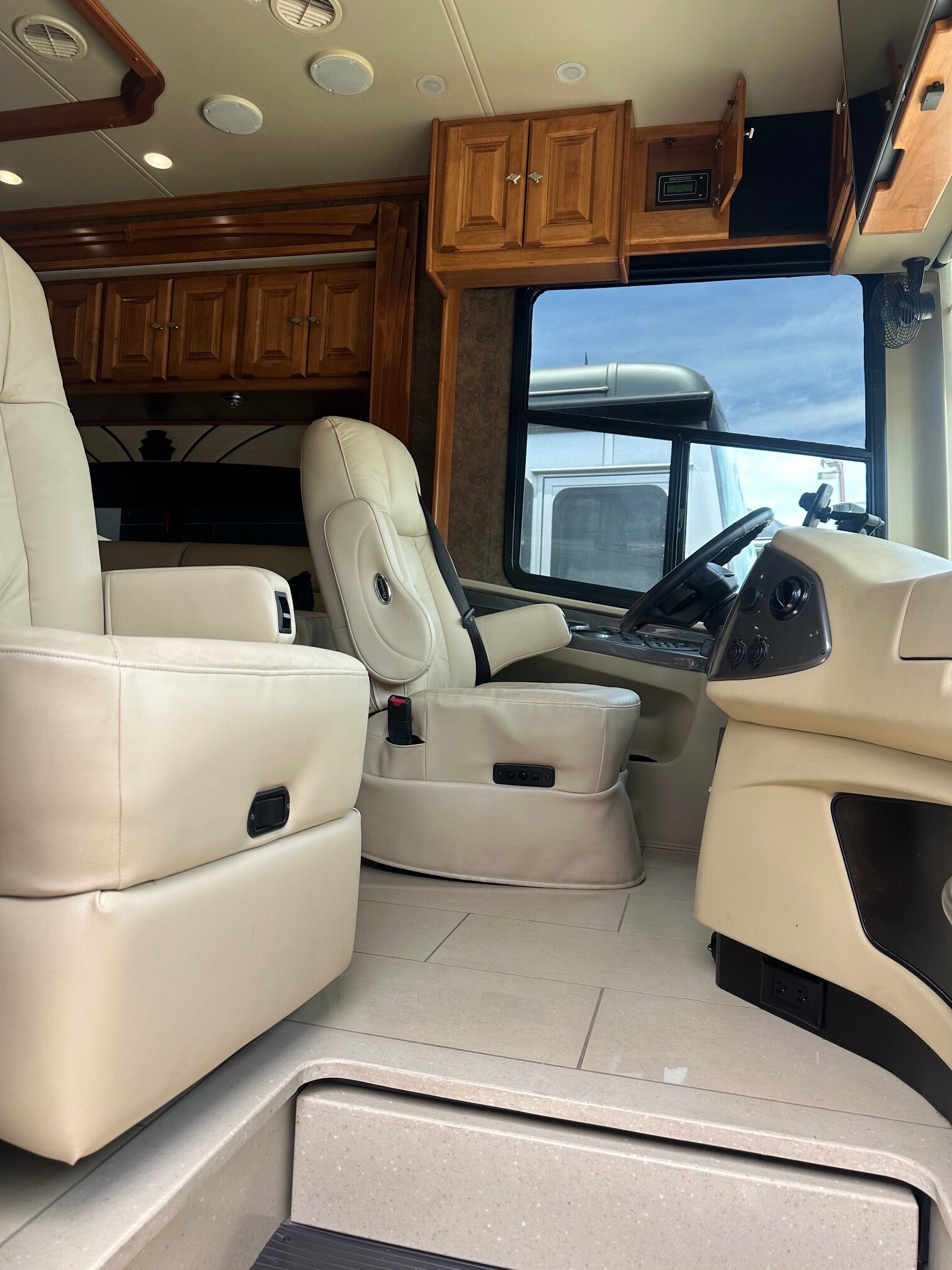 2015 Tiffin Phaeton 36GH Class A Diesel Pusher Motorhome