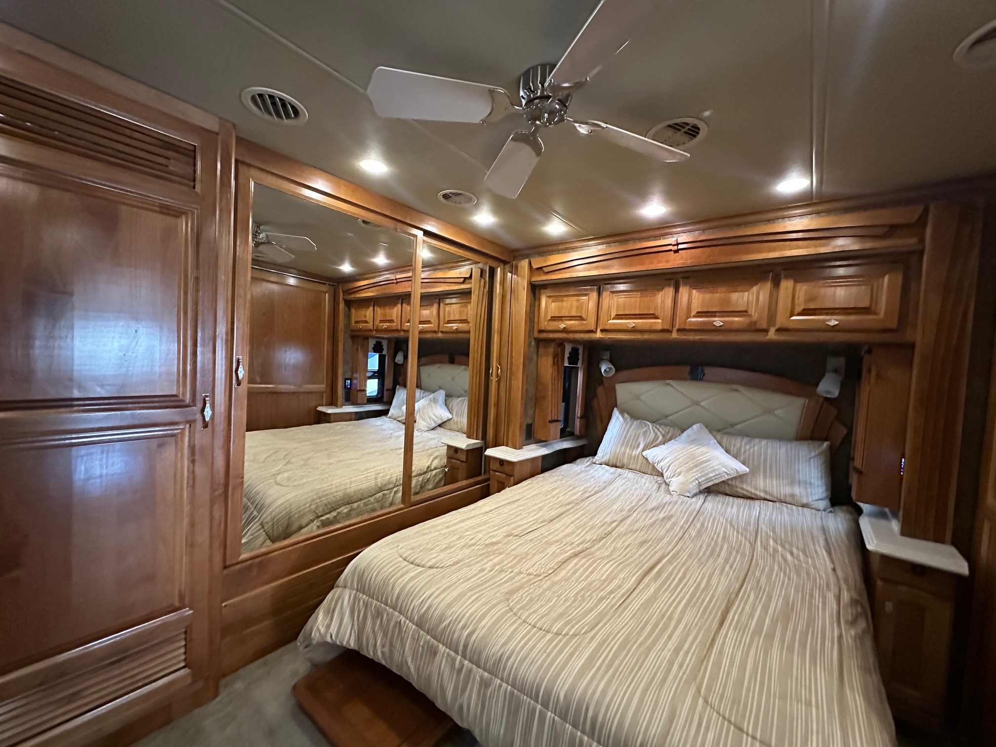 2015 Tiffin Phaeton 36GH Class A Diesel Pusher Motorhome