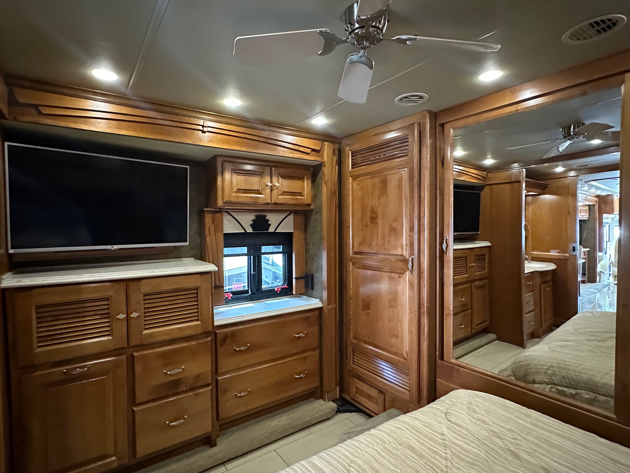 2015 Tiffin Phaeton 36GH Class A Diesel Pusher Motorhome